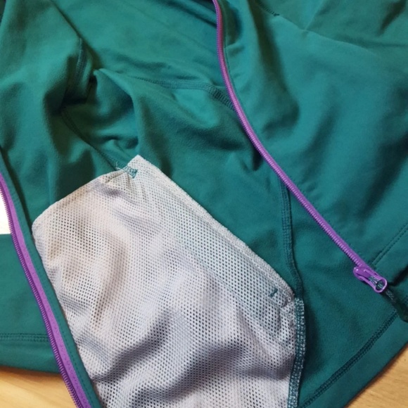 Salomon light jacket or warm layer. - Picture 4 of 8